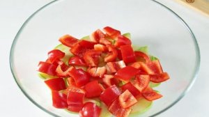 Греческий салат с цуккини и помидорами