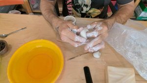 Лепка из китайского фарфора.