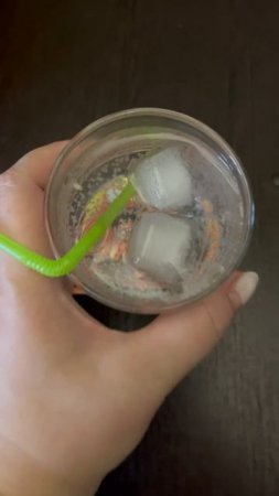 Очень жарко 🥵хочется плавать в стакане со льдом