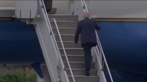 Трамп в стиле Бидона Бидоновича споткнулся на ступеньках трапа самолёта.