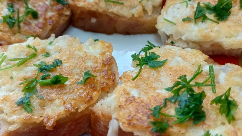 Очень вкусные, нежные бутерброды из плавленного сыра "Дружба " на скорую руку. Мегавкусно и бюджетно