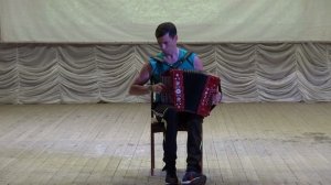 Алексей Якимов наяривает на гармошке перед конкурсом