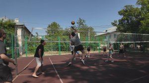 Касание сетки на турнире по волейболу.