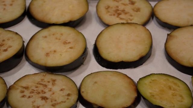 Баклажаны, запеченные с помидорами и грибами