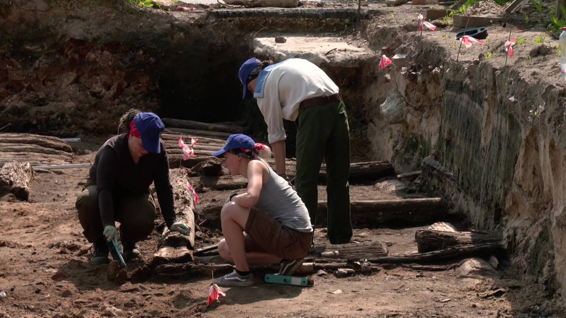 Исследователи обнаружили на месте старого дома у Царевокошайского кремля мостовую смотреть онлайн