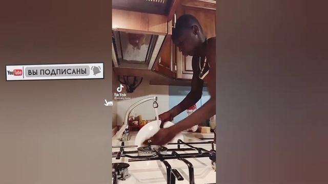 Номер 1 в мире по бодибилдингу девушка | Reaction from Khaby Lame | смотреть онлайн