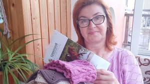 Начала вышивку, продвигаю вязание, выбираю новую пряжу.