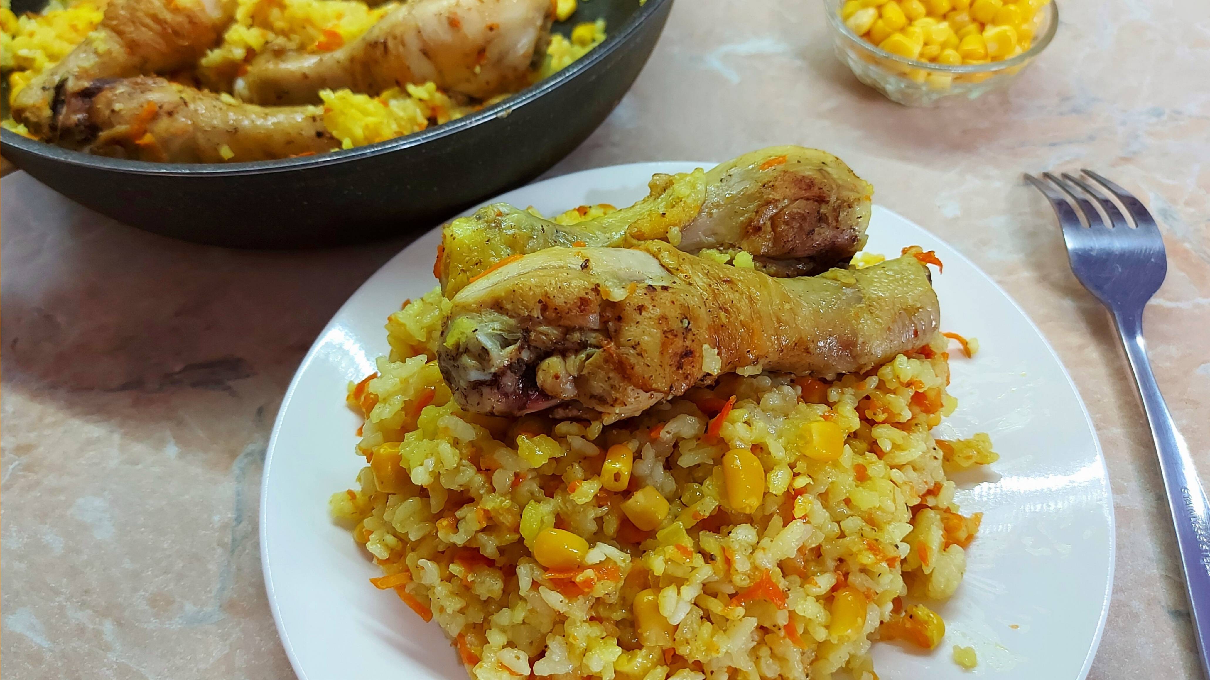 Куриные ножки с рисом на сковороде. Всё готовится на одной сковороде