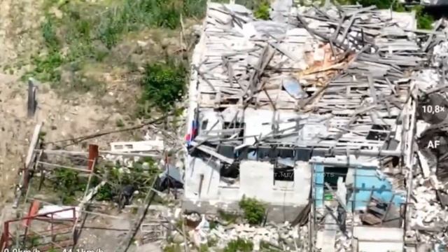 Российский флаг в Ступочках.
Освободила поселок к югу от Часов Яра 6-я дивизия ВС РФ !!!