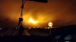 Факел сжигаемого газа на сахалинском заводе СПГ