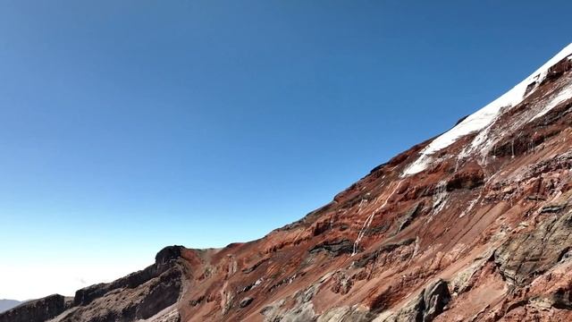 Вода шапки вулкана превращается в водопад. смотреть онлайн