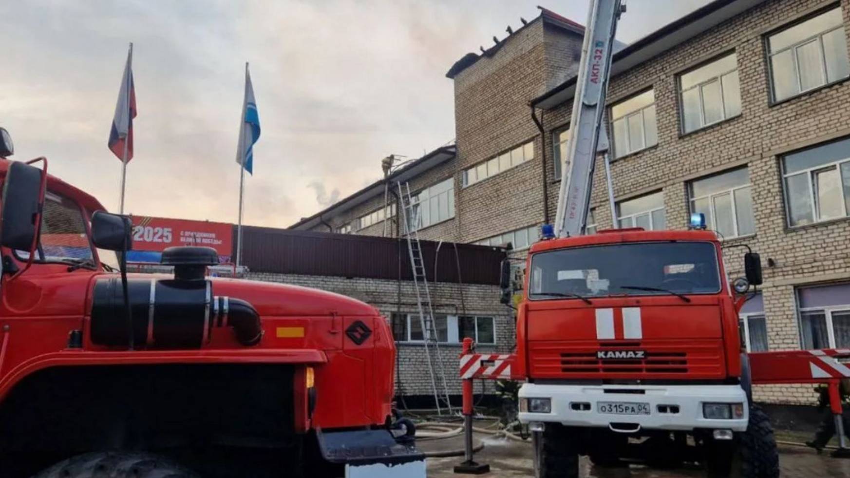Гимназия вспыхнула в Горно-Алтайске. Огонь раскинулся на тысячу квадратных метров