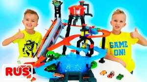 Влад и Ники играют с игрушечными машинками | Город! Видео для детей.