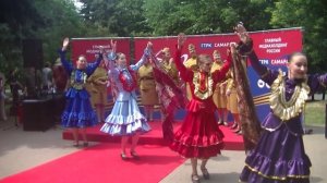 Красивый танец с платками.