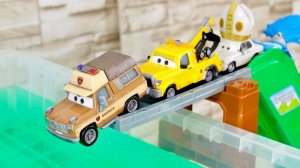 Играем в Игрушки Веселые Мультики про Машинки Крутые Тачки Прыгают в Воду