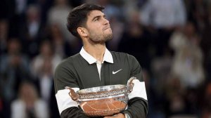 Алькарас победил Синнера и защитил титул чемпиона «Ролан Гаррос»