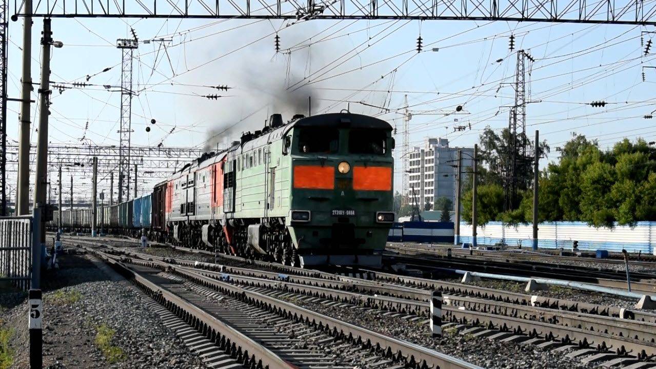Тепловозы 2ТЭ10У-0464А+2ТЭ10М-2738. Отправление полуторной тяги. Звук 10Д100.