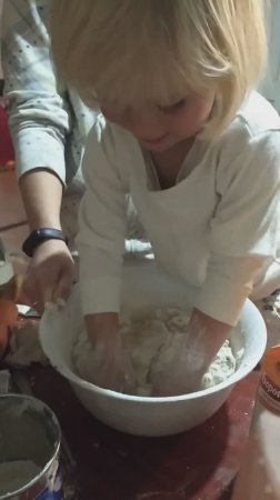 малышка замешивает хлеб :)
