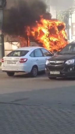 Горит автобус
