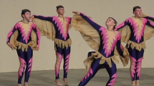 Девушки на сцене танцуют танец. Красивая музыка