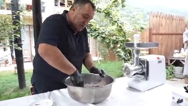 Готовим вкусный кебаб и армянскую толму. Подробный рецепт в видео смотреть онлайн