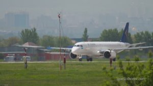 Эмбраер Е190 авиакомпании Эйр Астана взлетает из аэропорта Алматы.