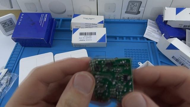 Распаковка каких-то умных проходных выключателей  wifi +RF433mhz реле Tuya с Алисой и помпа для воды