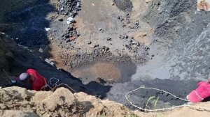 Строительство, отважные шахтёры сбивают песок со стен карьера