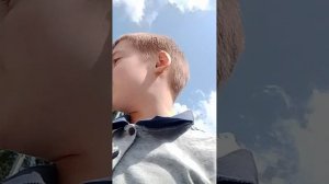 я с папой играю в прятки.