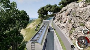 Почти у вершины, невероятный грузовик тянет 34000 литров молока на карте Италия