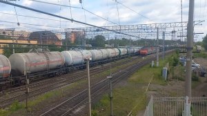Тройник ВЛ11 прибывает на фоне отправления ВЛ10с грузовыми поездами по станции Орехово