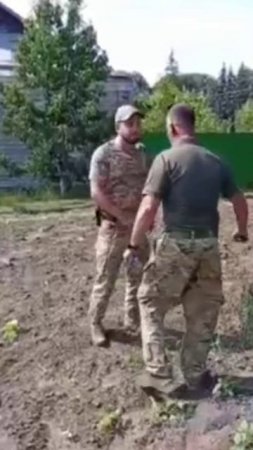 НАТОвский ТЦКшник передёргивает пистолет