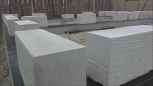 Разметка первого ряда кладки газобетона