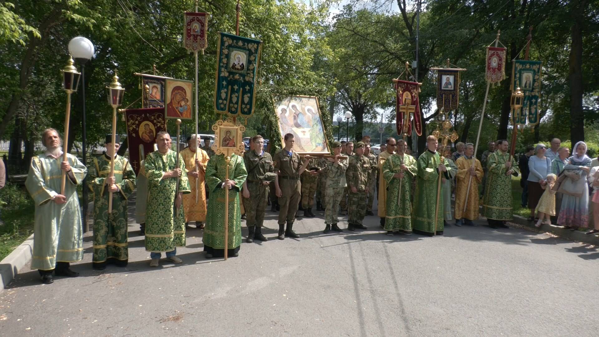 Православные златоустовцы отметили праздник Святой Троицы