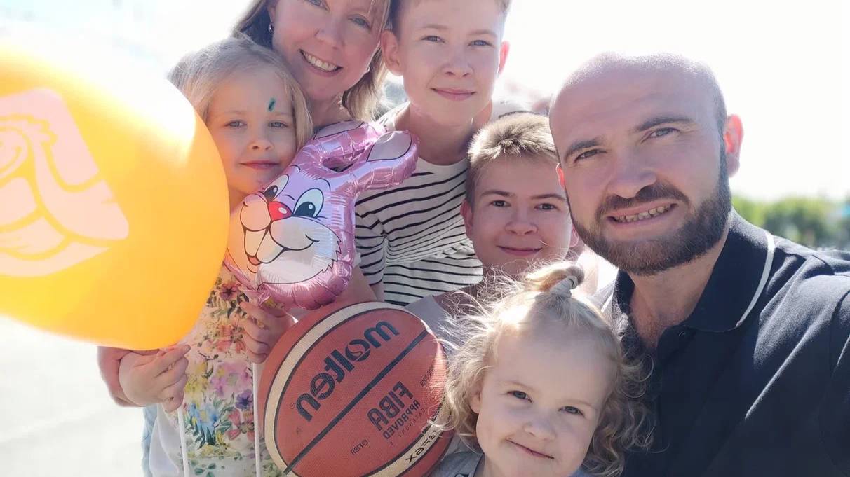 Знакомтесь: Семья Шараповых: Рафаэль и Анна. Дети: Тимур, Артур, Дарина, Диана смотреть онлайн