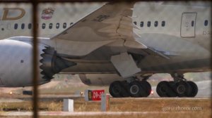 Дримлайнер Боинг 787 авиакомпании Этихад на рулении перед вылетом из аэропорта Пхукет.