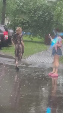 Когда не хватило денег на море сойдет и лужа!😂