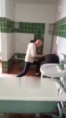ЕДВА НЕ ЗАБИЛ ПЕНСИОНЕРА: в Омске в доме-интернате подросток едва до смерти не забил пенсионера.