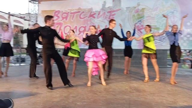 🎉 ФЕЕРИЧНОЕ ВЫСТУПЛЕНИЕ СТАРШЕЙ ГРУППЫ АНСАМБЛЯ «ПАССАЖ» НА ДНЕ ГОРОДА ВЯТСКИЕ ПОЛЯНЫ 2025