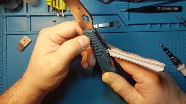 Нож Spyderco Police центровка клинка