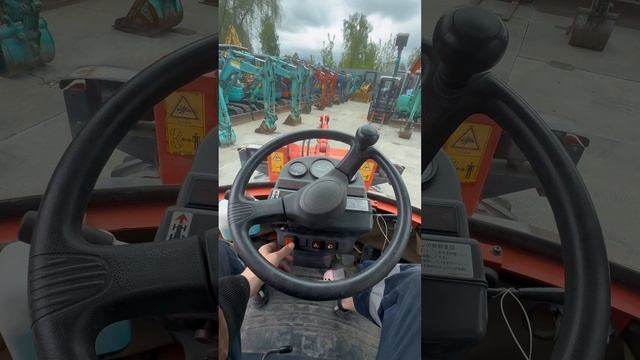 Обзор на фронтальный погрузчик (велойдер) Kubota R420D смотреть онлайн