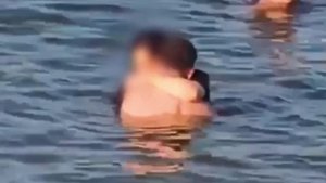 На Кубани парочка занялась сексом в воде прямо на глазах у отдыхающих, включая детей