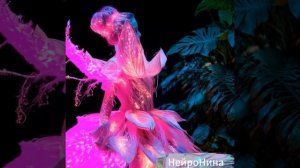 Девушка в лепестках