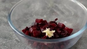 Греческий салат со свеклой