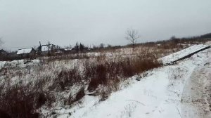 Вывозят столбы для установки.