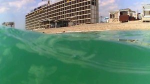 Купаюсь в море. Плыву под водой и над водой.