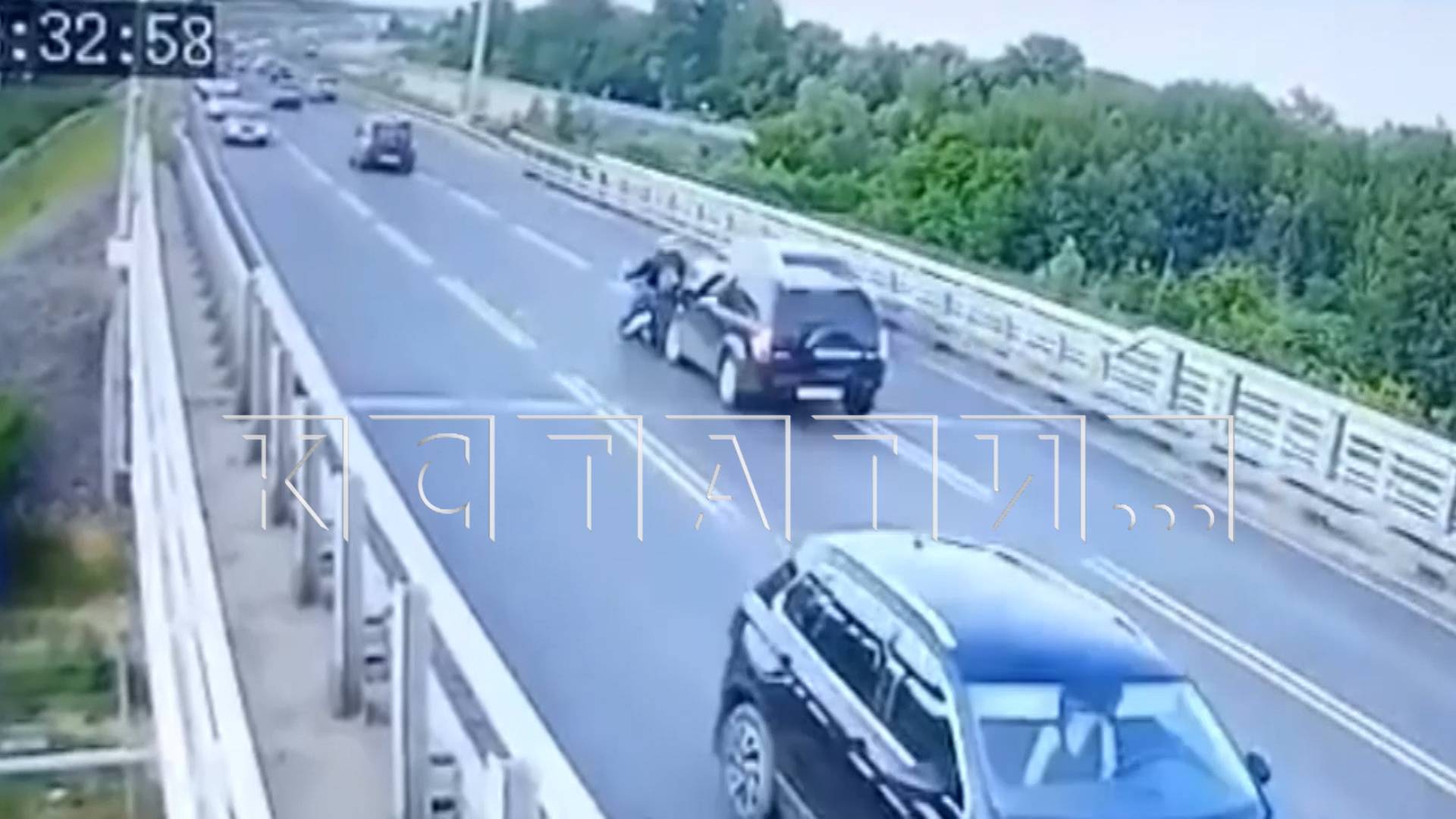 Водитель паркетника насмерть сбил мотоциклиста, сжёг свой автомобиль и попытался сбежать