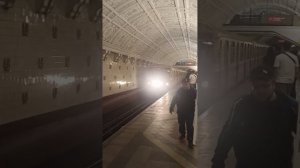 Посадки нет! Электропоезд 81-717/714 "Синергия-2" прибывает