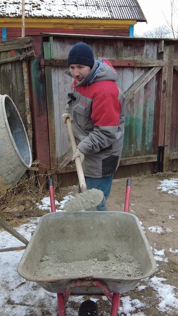 Слежался цемент с прошлого года, не беда! Ещё  поработает! Забутовка столбов прошлогодним цементом.