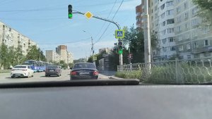 Езда на машине по город, в летнее время